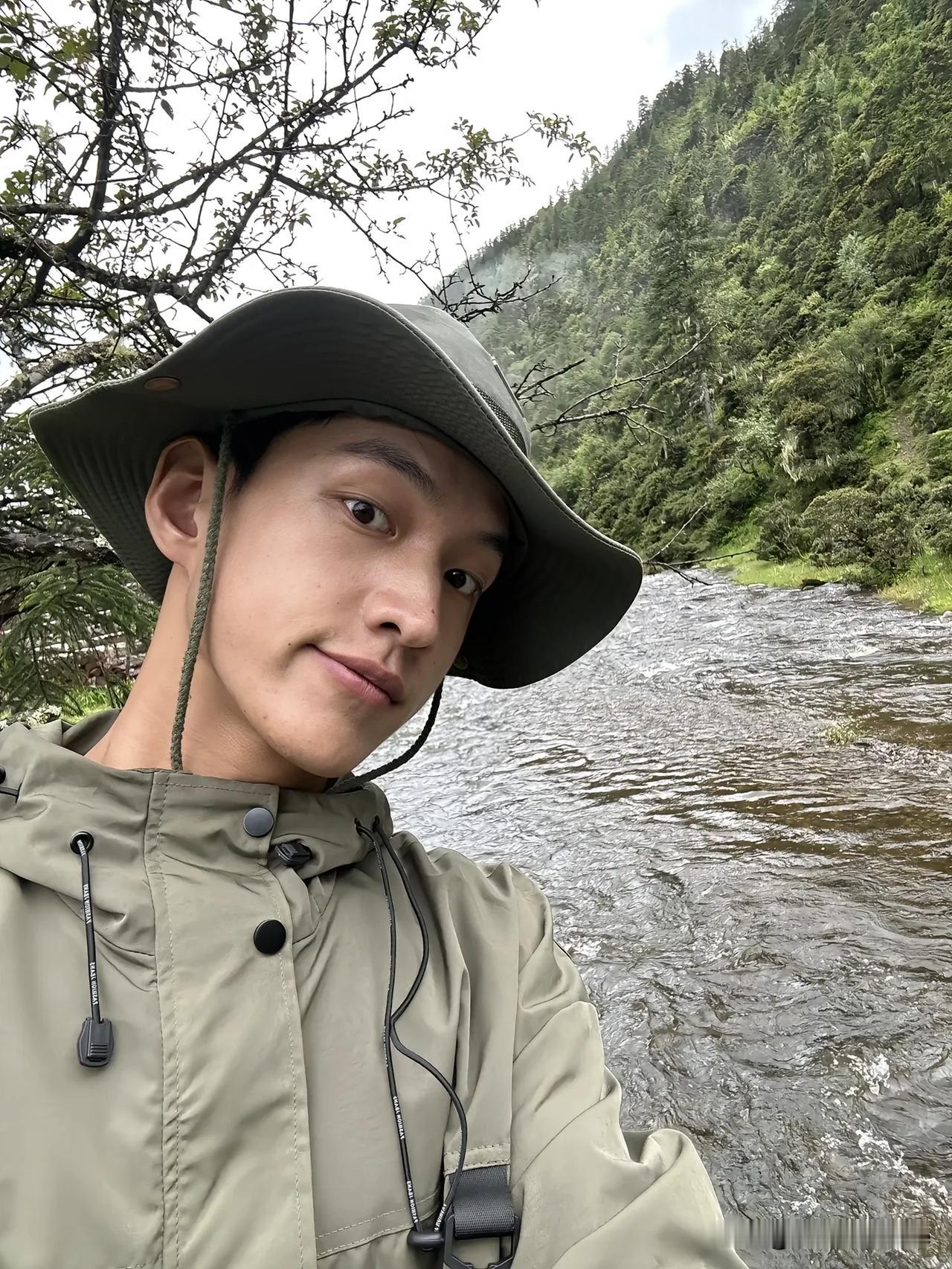 12月12日，李嘉格新歌《春予你》提前上线，这首歌是她写给自己的。自从李嘉格