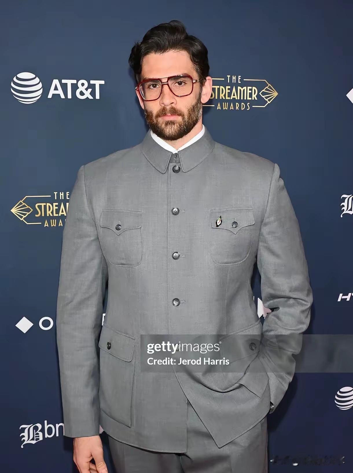 这美国博主挺有意思——先去天安门看升国旗，说感受到荣誉感，觉得中国这样的社会