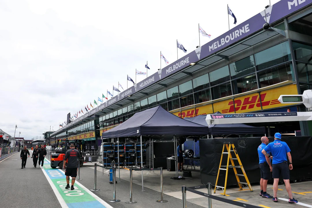 TheRace：此前有媒体报道，因为第11支车队的加入导致维修区变得更加拥挤，