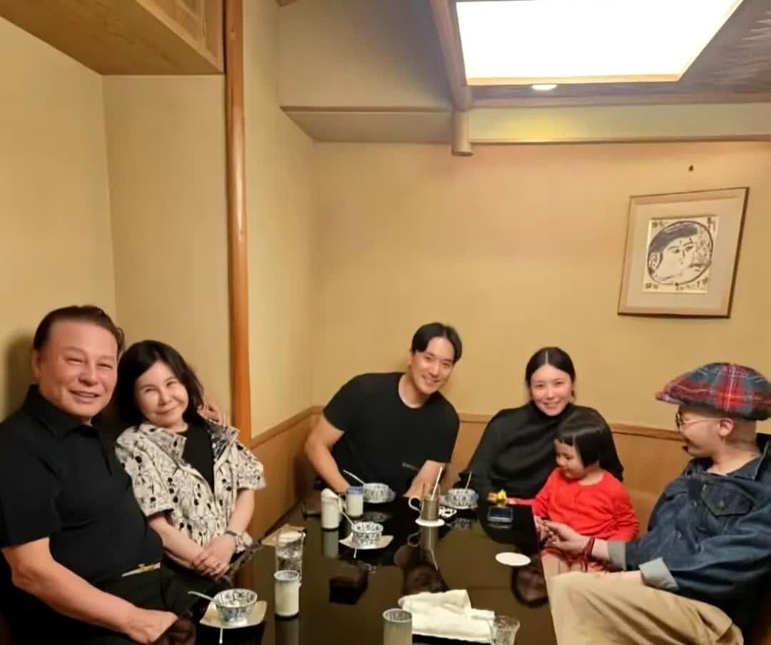 权志龙和家人在东京聚餐，今天没系头巾改戴帽子了。