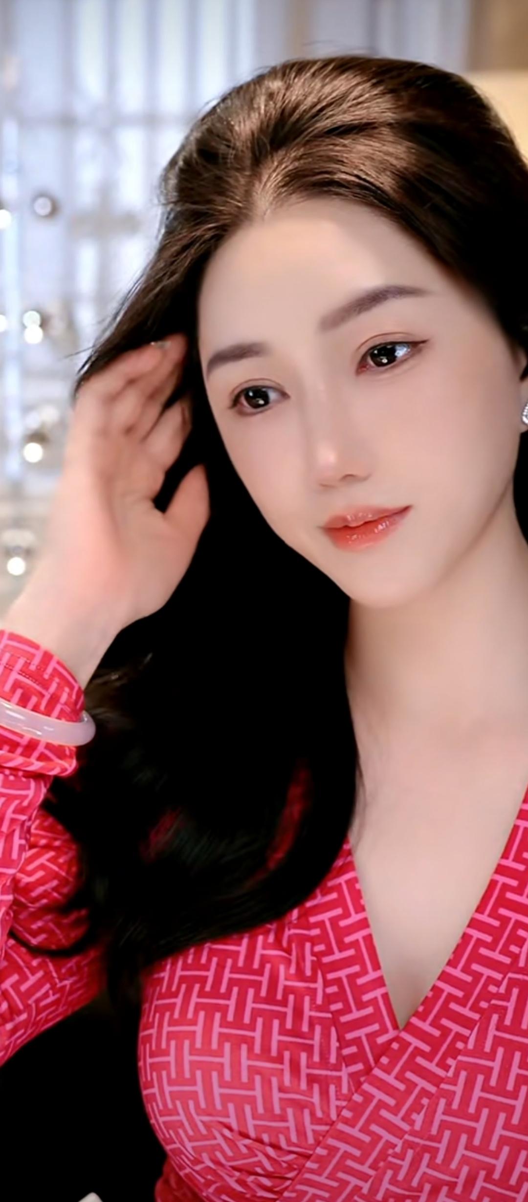 优雅红衣，温柔发丝，尽显东方韵味。