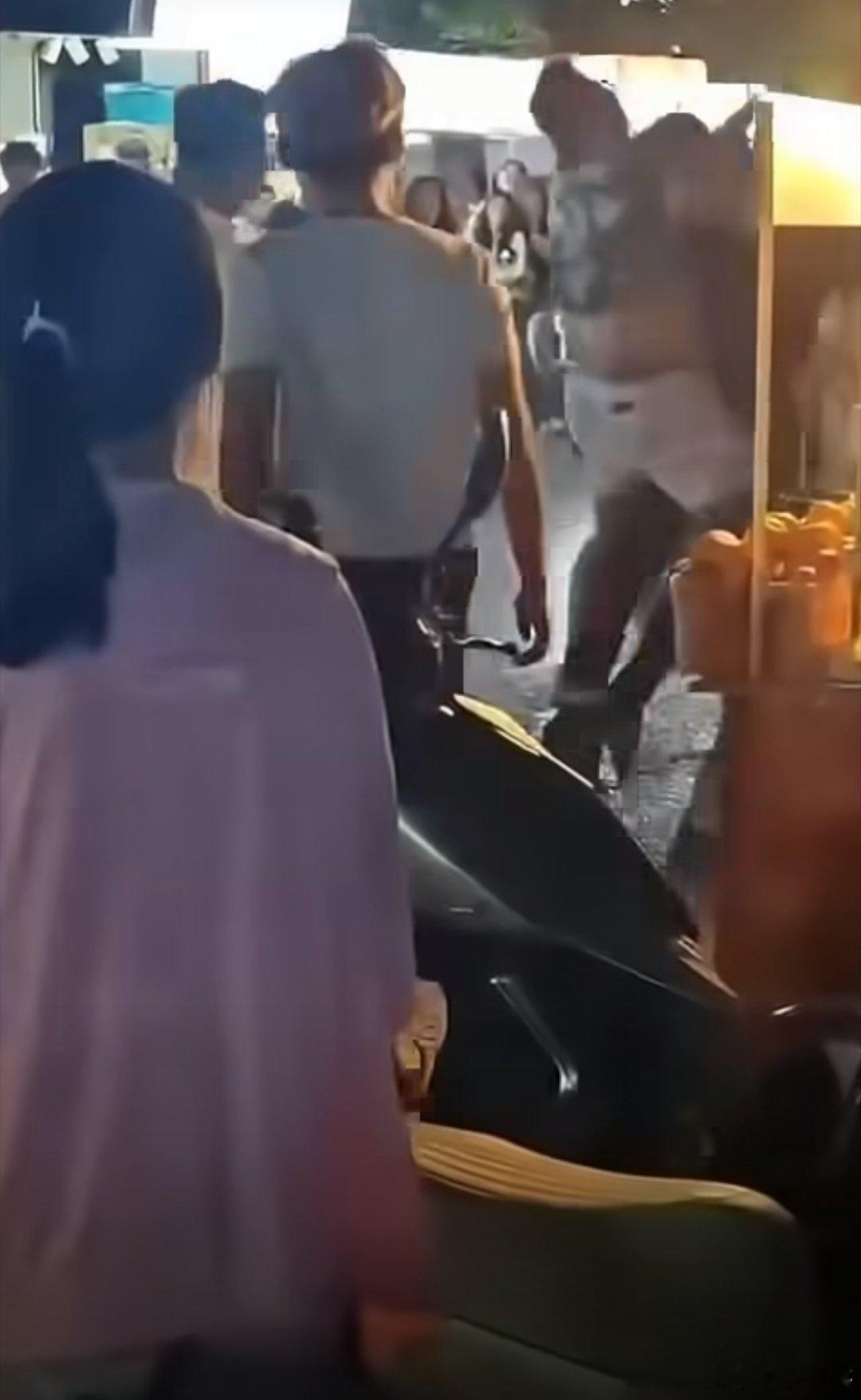 一个膀大腰圆的“爱狗人士”与另一个人因争买一条狗，发生争执，活活把那个人勒s了…