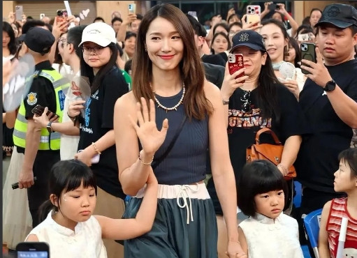 王祖蓝在佛山开演唱会，李亚男带孩子们捧场支持！两个宝宝简直太像王祖蓝了，尤其是大