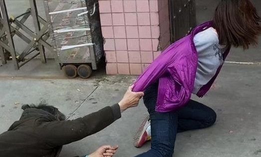 四川，男子进入一出租房盗窃，惊醒租客后持刀抢走租客的挎包，发现挎包里一分钱也没有