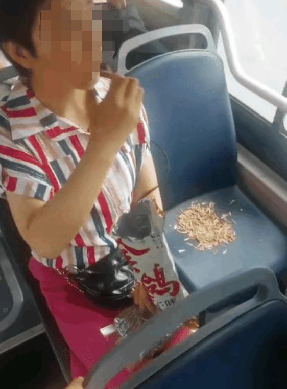 无语！看到一个女子在公交车上的举动，真的太让人无语了。40多岁的人，连一点基本