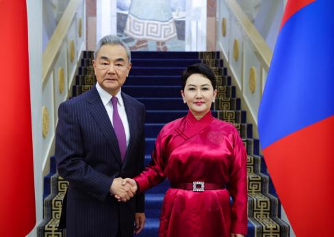 中国和蒙古国谈妥了。 6月13日，蒙古国总统呼日勒苏赫在乌兰巴托会见中国外交