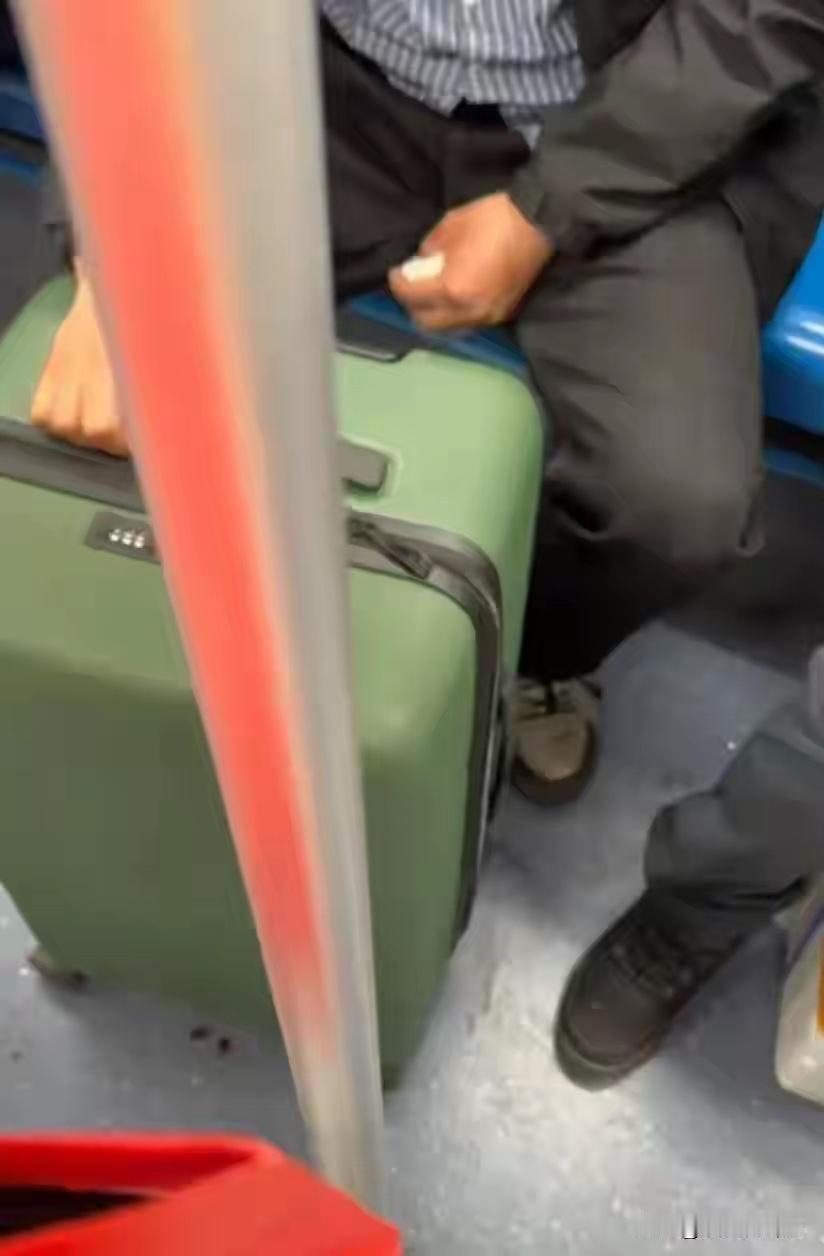 4月9日，有网友发布视频称在上海乘坐地铁9号线时，看到车上一乘客携带的拉杆箱底部