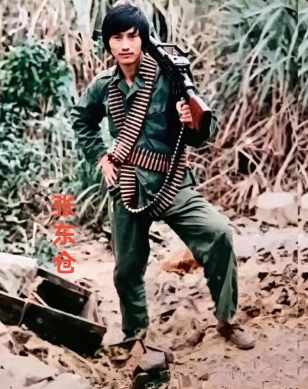 这位瘦小身材、肩扛机枪、全身挂满子弹的勇士名叫张东仓，1962年11月生，198
