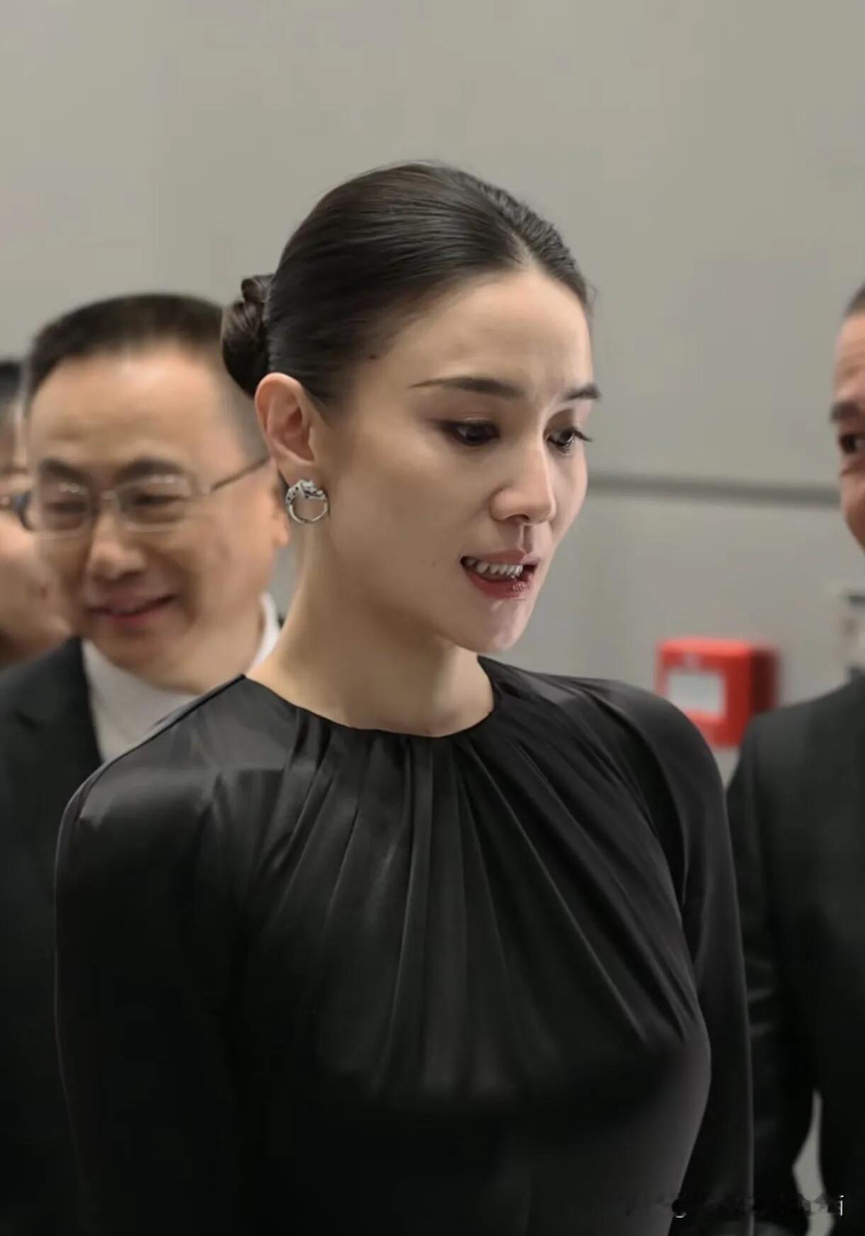 宋佳淡妆也这么漂亮，鹅蛋脸、杏核眼，虽不是最美的，但一定是这个年龄段里最有气质的