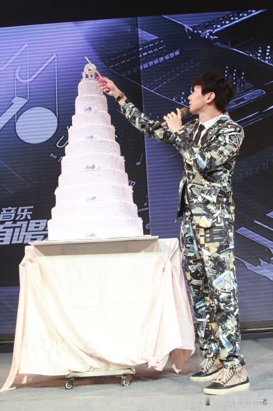 台媒近日彻底扒出林俊杰的情史，堪称相当丰富。他出道22年绯闻不断，最出圈的就是暗