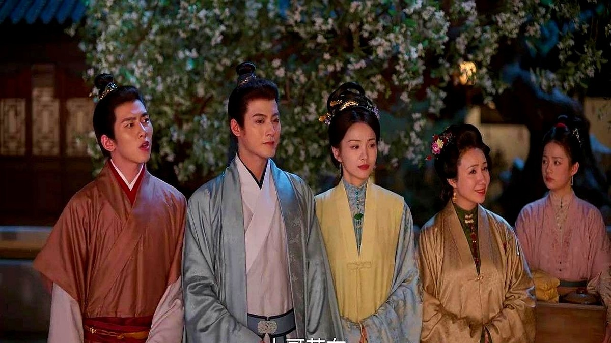 亲爹气得直哆嗦，扬起的巴掌硬是停在半空，没敢碰屋里一件摆设。这是《兰香如故》里最扎心的一幕。林长政再