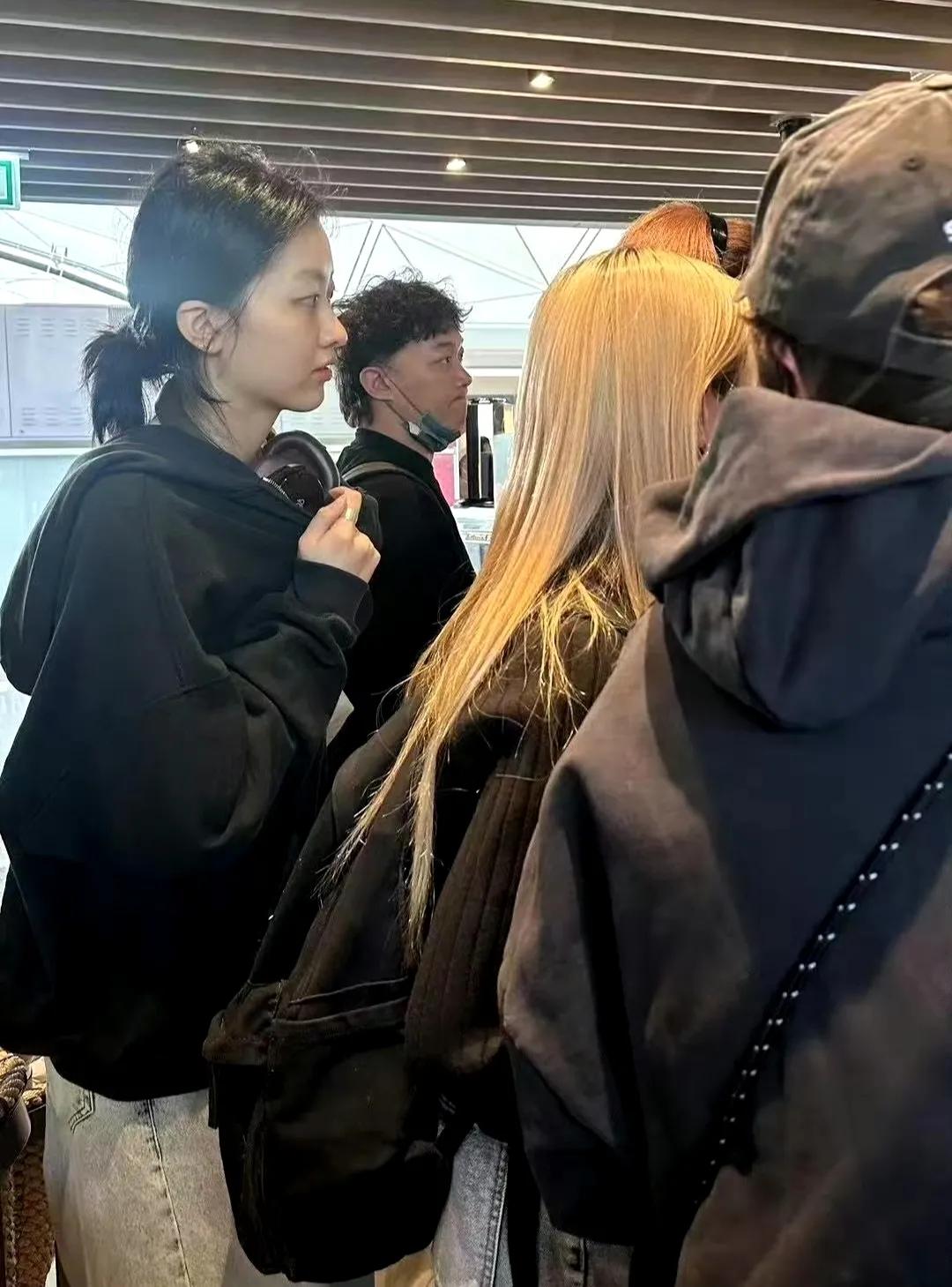 陈奕迅带妻女现身日本，女儿身高比爸爸高半个头，气质比明星很好。我发现明星的孩