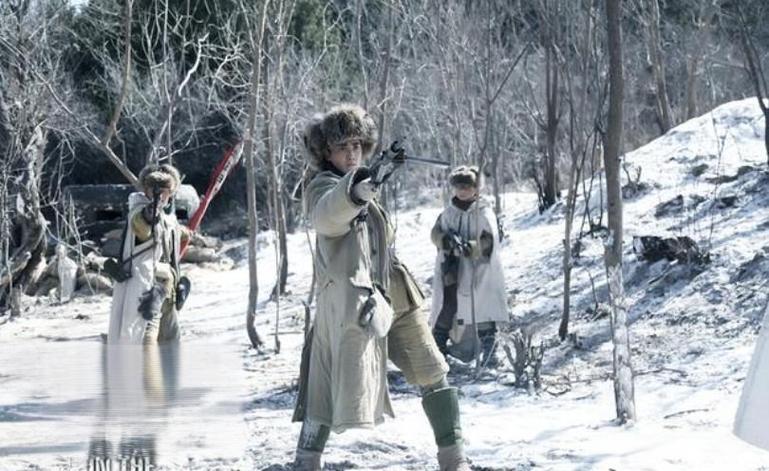 北京医院放射科走廊里，一个穿中山装的中年人正等拍片。贺龙元帅走进来，随口一问：