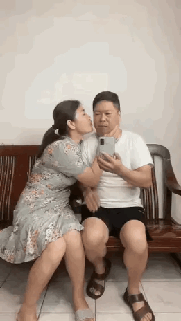 家里所有的事情都是老婆了算，包括亲嘴[笑着哭][笑着哭][笑着哭]