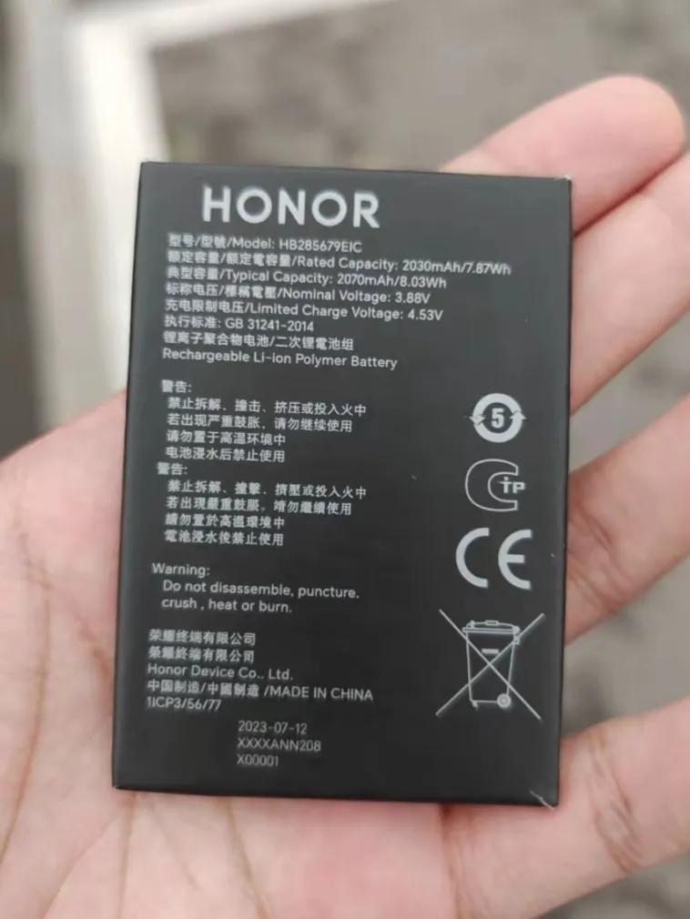 谁能想到，荣耀直接扔出一颗续航核弹——15000mAh第五代青海湖硅碳电池。