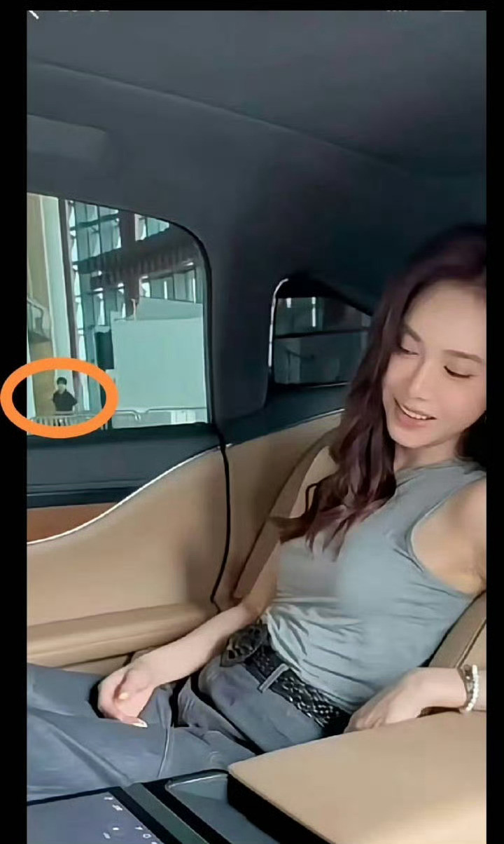 王楚钦陪美娜跑商务美娜不经意露出头儿的大脑袋