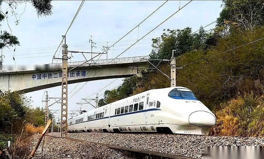 一条铁路，硬生生能把人看出“意难平”的感觉。就是那条黎湛线。你想想那个画面，