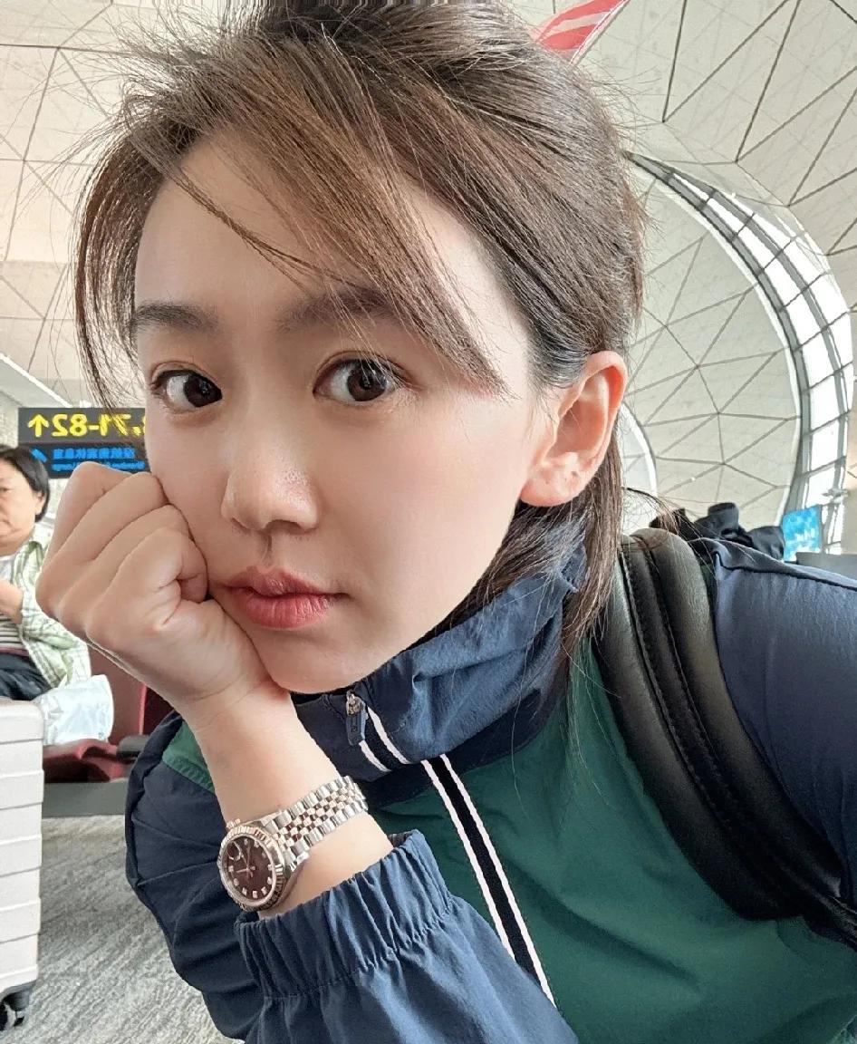 在机场碰到一位首次坐飞机的中年人五点到机场，发现还没法安检，自助值机之后就在那