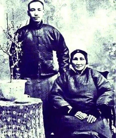 袁世凯跪在族长大哥面前磕破头，都没法让亲生母亲进袁家祖坟！哪怕当时他的母亲已经是