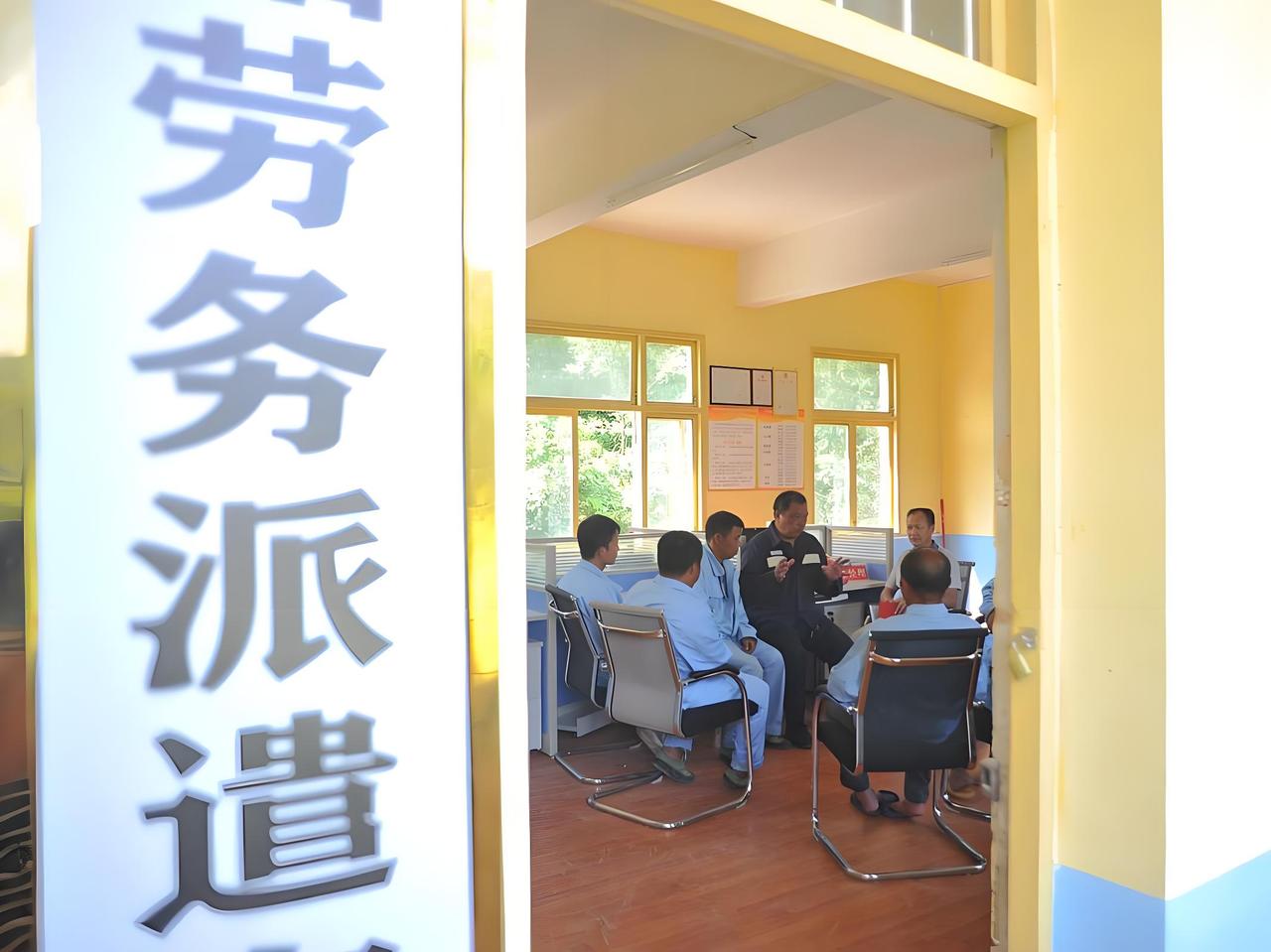 7月31日大限将至：3700万劳务派遣工，终于迎来了曙光同一个车间，同一台机器