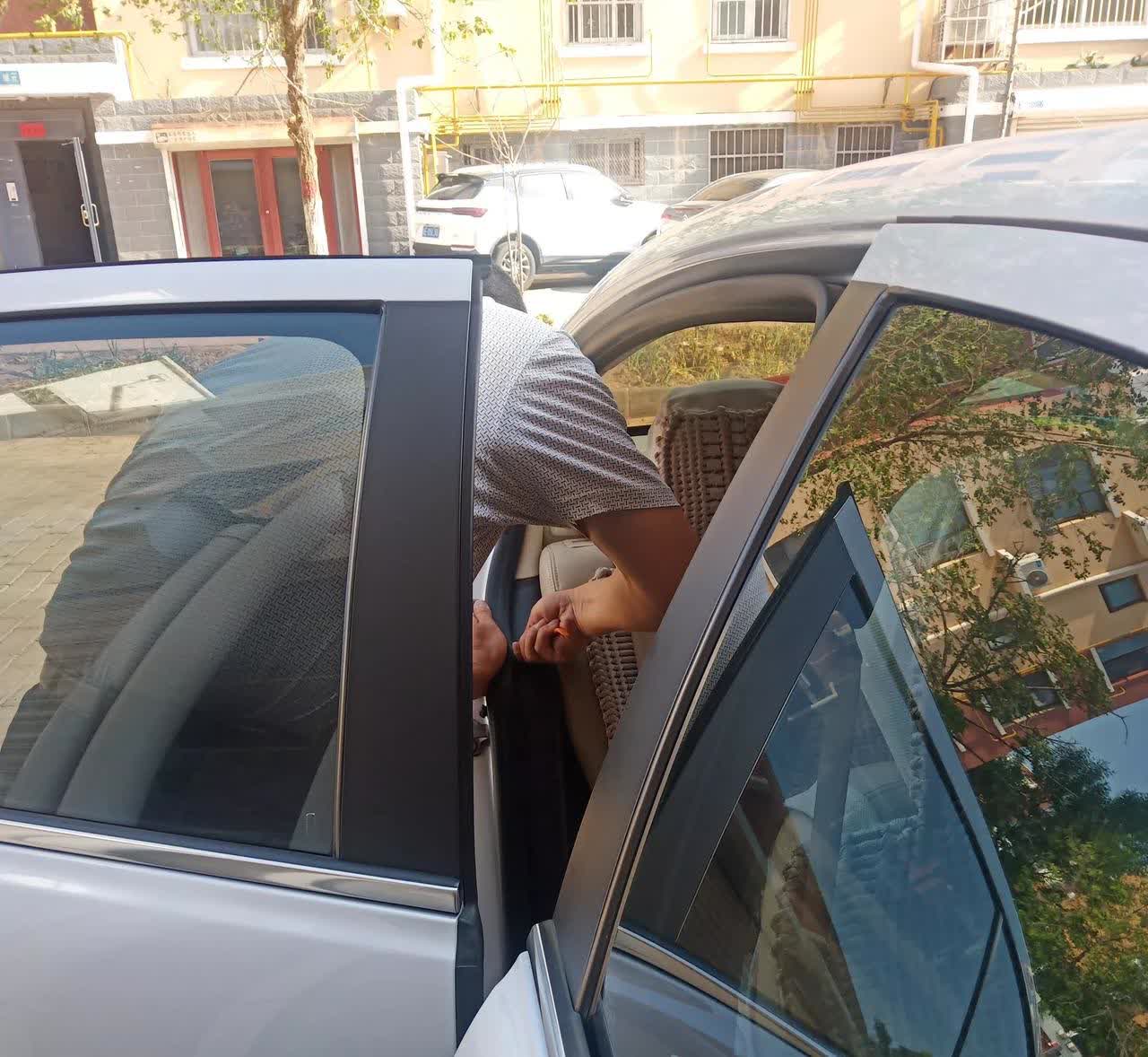 我家车的后门压条坏了，车门老是不好关，必须使劲才能关上。我们去4s店问了问，