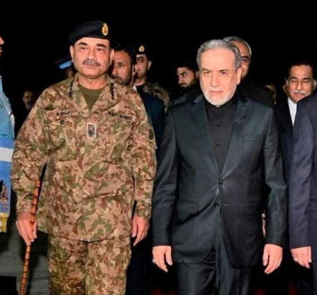 注意这两个细节。巴基斯坦迎接伊朗谈判团和美国谈判团的，都是陆军参谋长阿西姆·