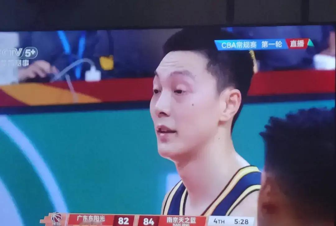 郭昊文轰42分，上海还是输广东，这锅他背不着。对面胡明轩16.9分，防守效