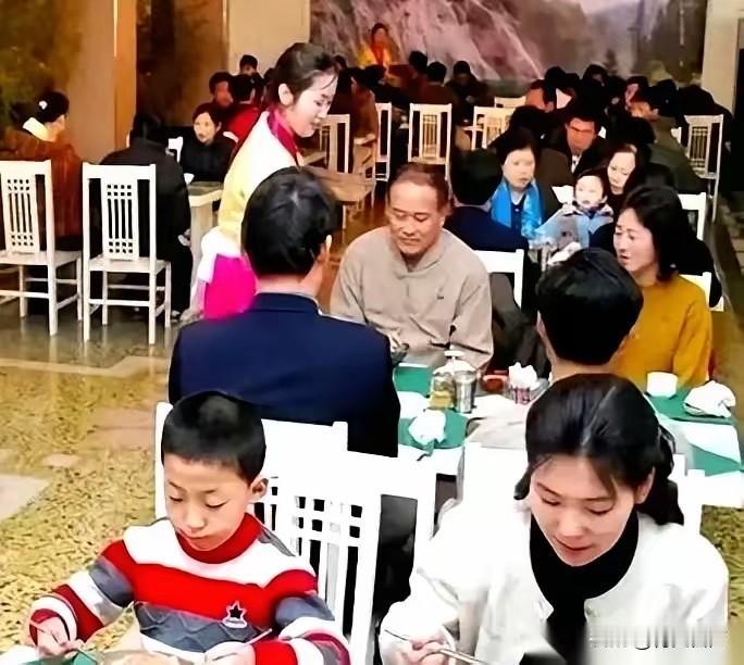 一个朝鲜女导游的提问，让一个中国领队当场哑火。她问：“你们中国人吃饭，为什么总是