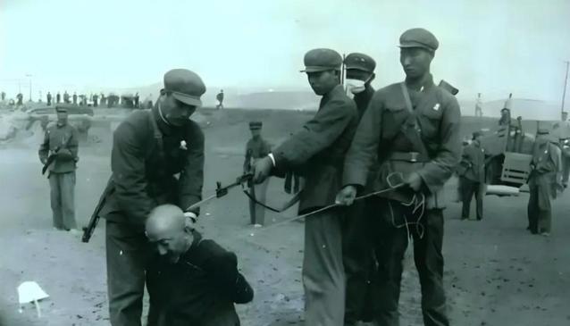 1950年，解放军剿匪追到了尼姑庵，在尼姑庵搜了一遍后，并未发现土匪，这时，一个