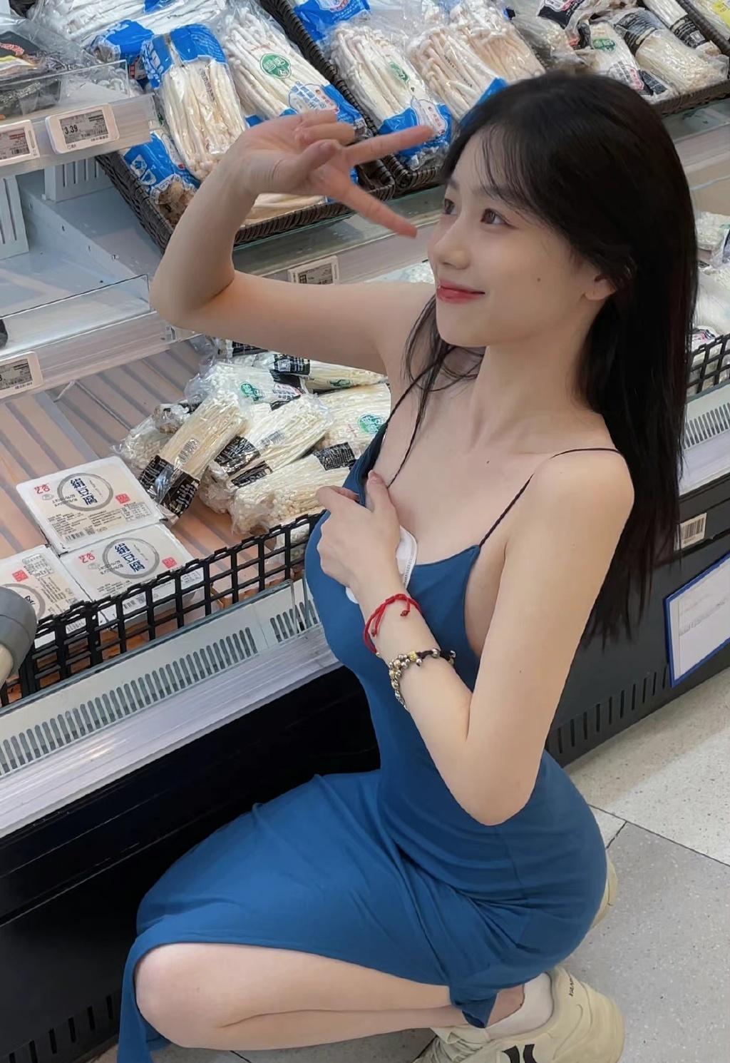 年过完啦，逛逛超市补充美食啦爱臭美的我到哪都忘不了自拍[捂脸哭][捂脸哭][捂脸哭]