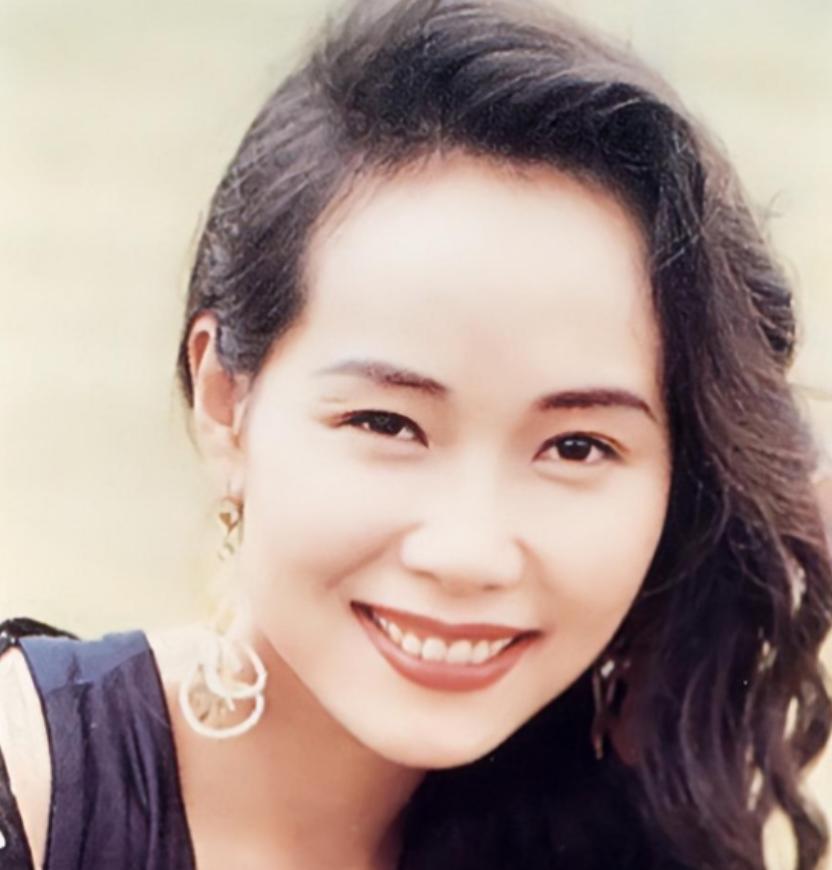 叶童回应亲哥哥李中宁当保安。叶童说，我知道他现在在香港当保安，收入很低，但我不会