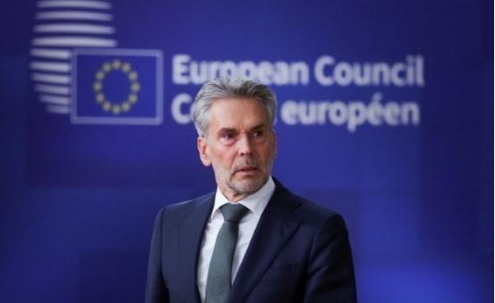 想不到吧?堂堂一国首相,竟然可以如此不顾体面!荷兰首相斯霍夫在欧盟峰会召开前,居