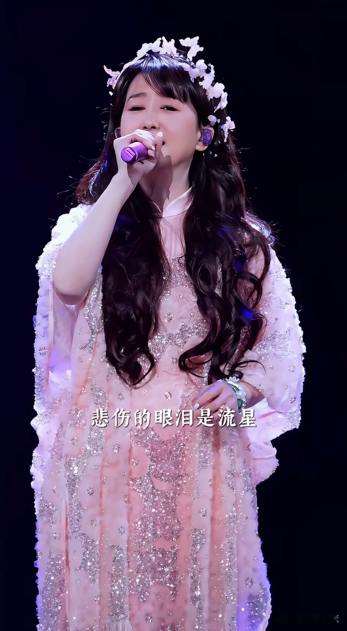 她和周慧敏，当年让我难以抉择，不知喜欢谁好，当年才二十岁。如今我已是满头白发