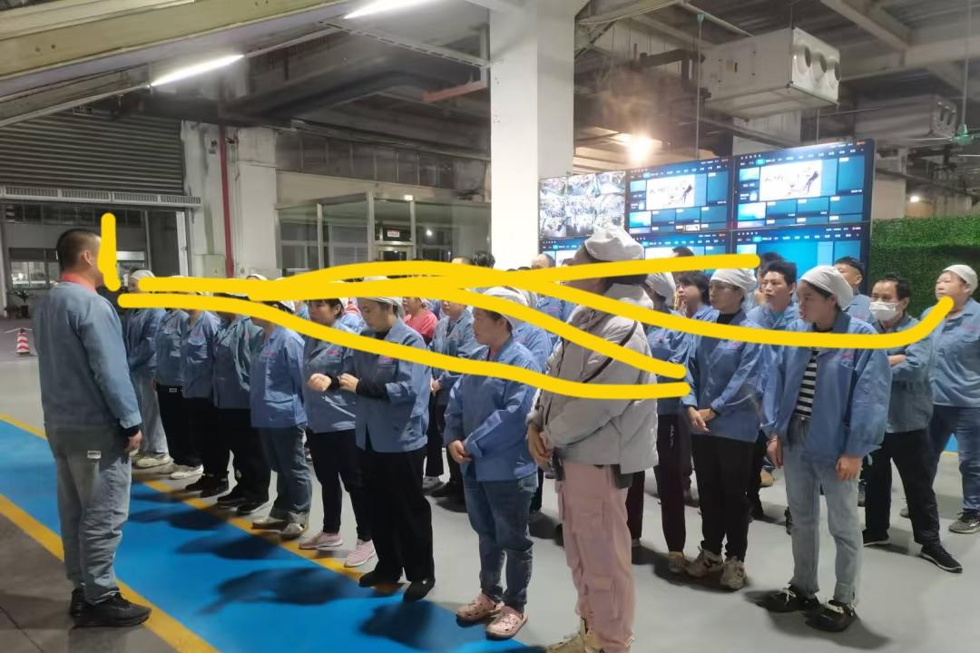人事把一车间26个普通员工叫到办公室外，人事跟这26个普通员工说：你们这个车间没