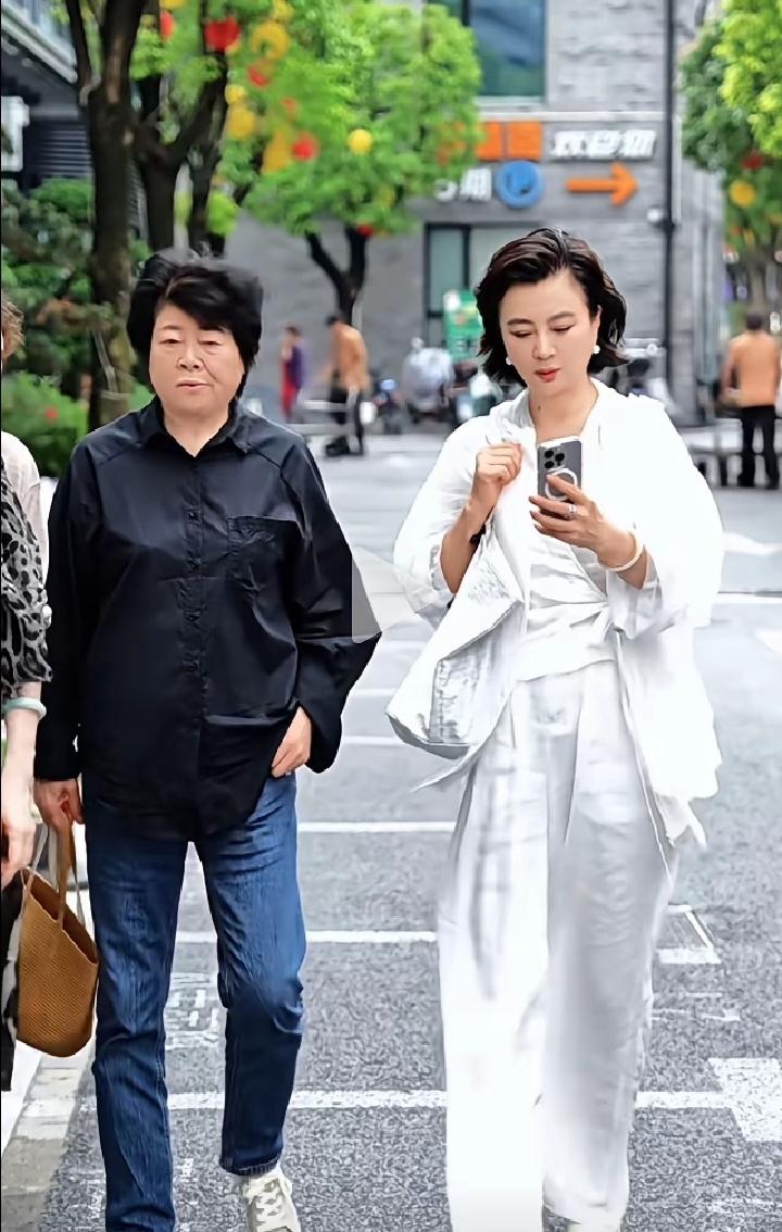 甜歌皇后李玲玉晒出陪87岁母亲逛街的视频，画面中李玲玉气质依旧温婉动人，状态超在
