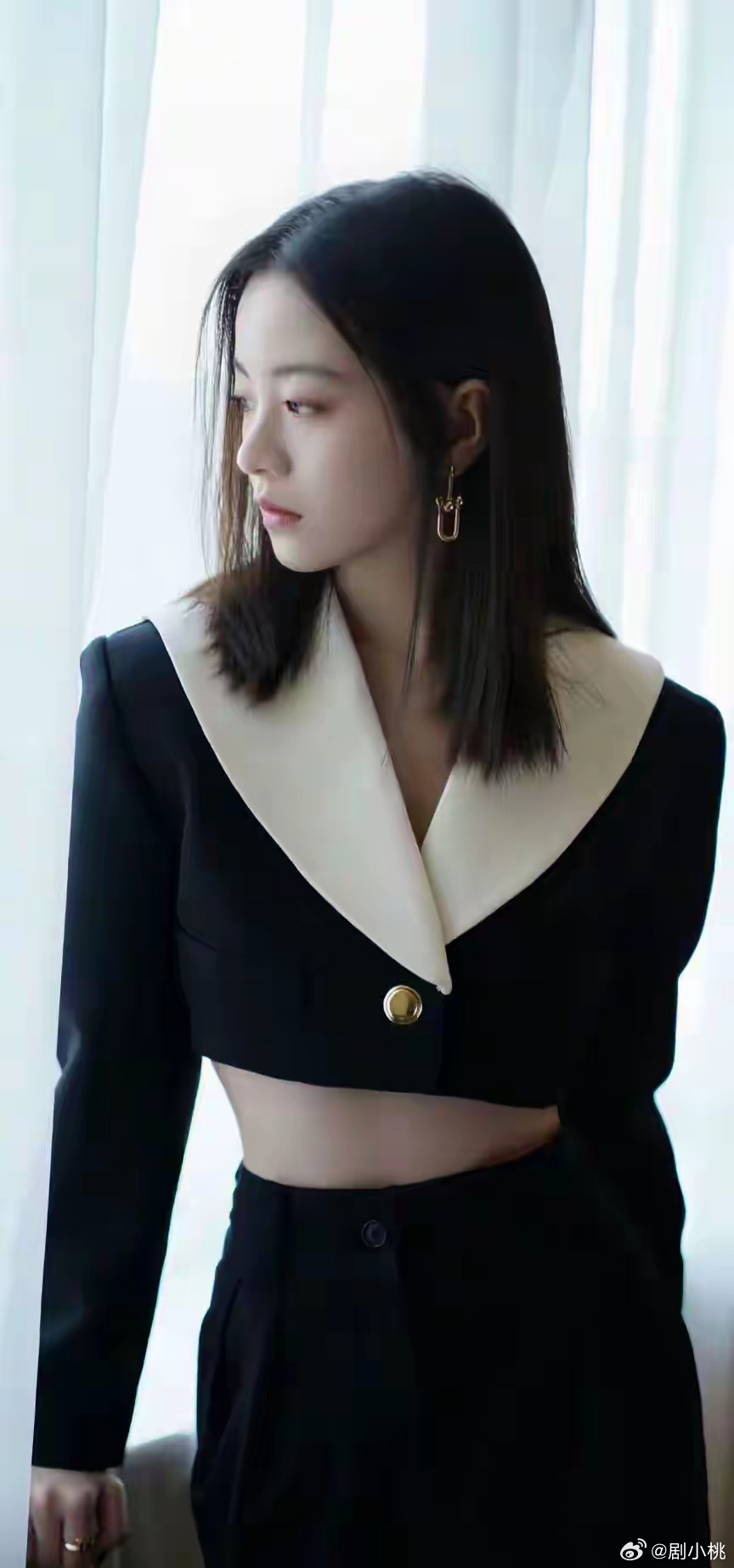 1.李庚希当初的影后就是背后资本的运作，想走当年周冬雨的路子。2.易烊千玺不出意