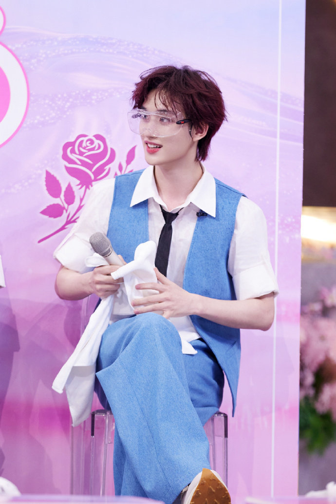 丁程鑫刺绣立领新中式丁程鑫我有一位认识了很久的知己丁程鑫我有一位认识了很久的