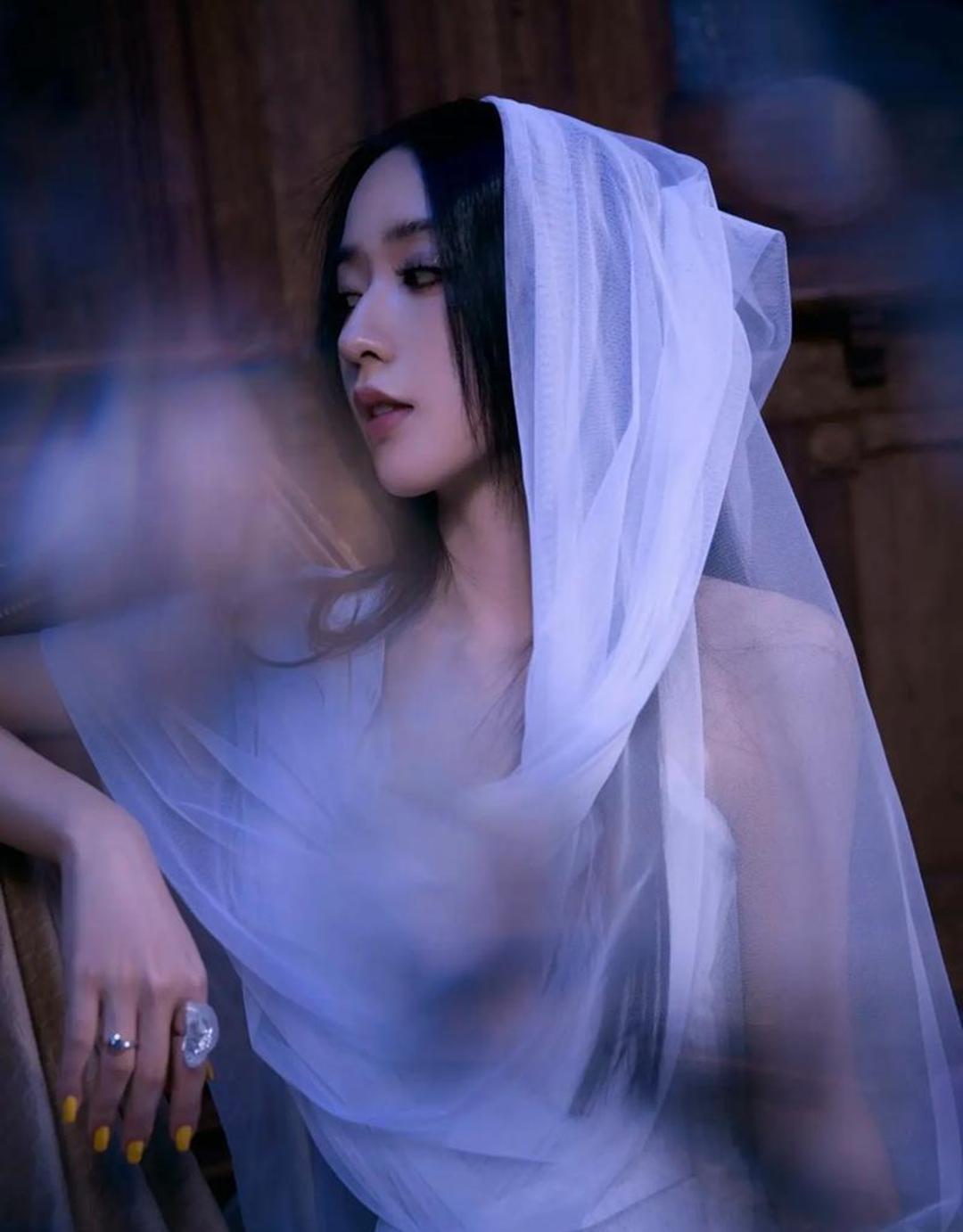 她没签公司，但全网都当她签了。海报是AI拼的，她连发四条“没签”，评论区摆手表