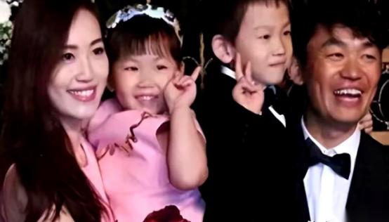 王宝强定期飞香港，雷打不动，就干一件事，给他那个拿了国际学校全额奖学金的儿子，当