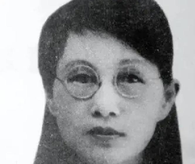 16岁，被丈夫砸凳子，被婆婆咬断脚筋。逃回娘家，亲爹却让她滚回去，说嫁出去的女儿