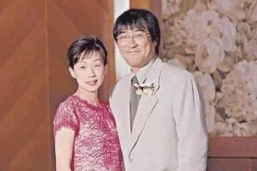 1994年，李宗盛婚内爱上林忆莲，两人为了寻求刺激就悄悄同居。这种行为表面看似