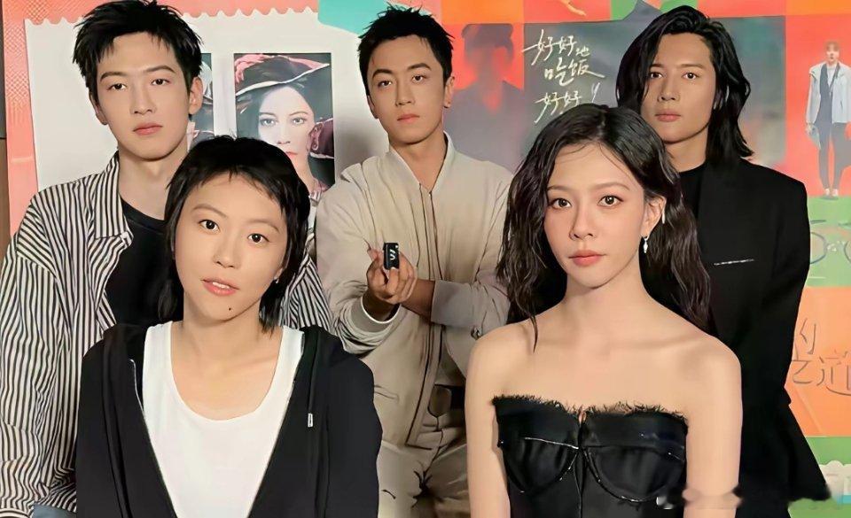 又有网友偶遇宋妍霏和窦靖童。在国外旅行吃饭，两个人生活当中真的是形影不离的好朋友