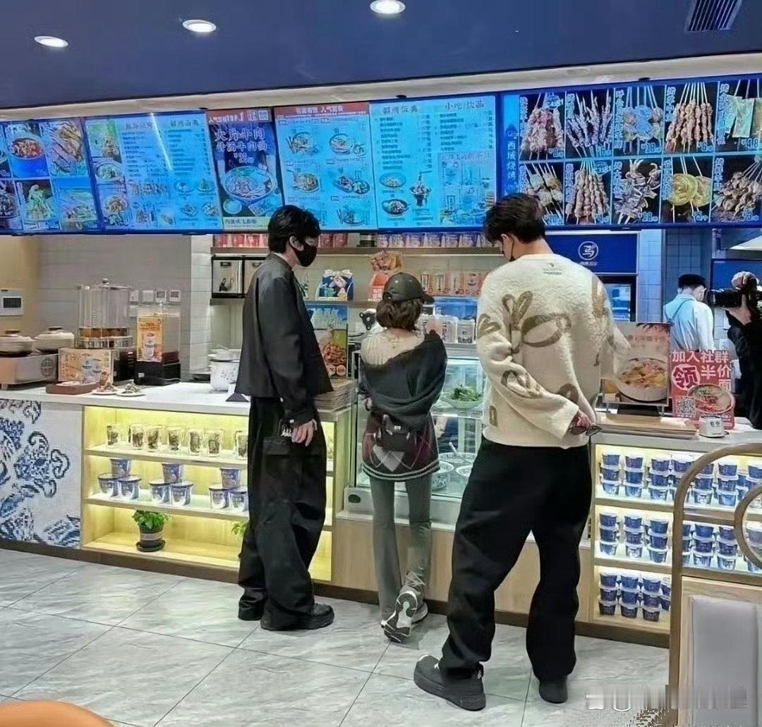 赵露思官方身高161cm，体重只有70斤上下，整个人看着小巧又纤细，真的好迷你一