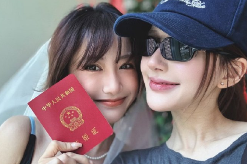 原来昨天和露儿被路人偶遇，是去结婚了呀！！！我以为她俩又出去玩呢新婚快乐啊笑