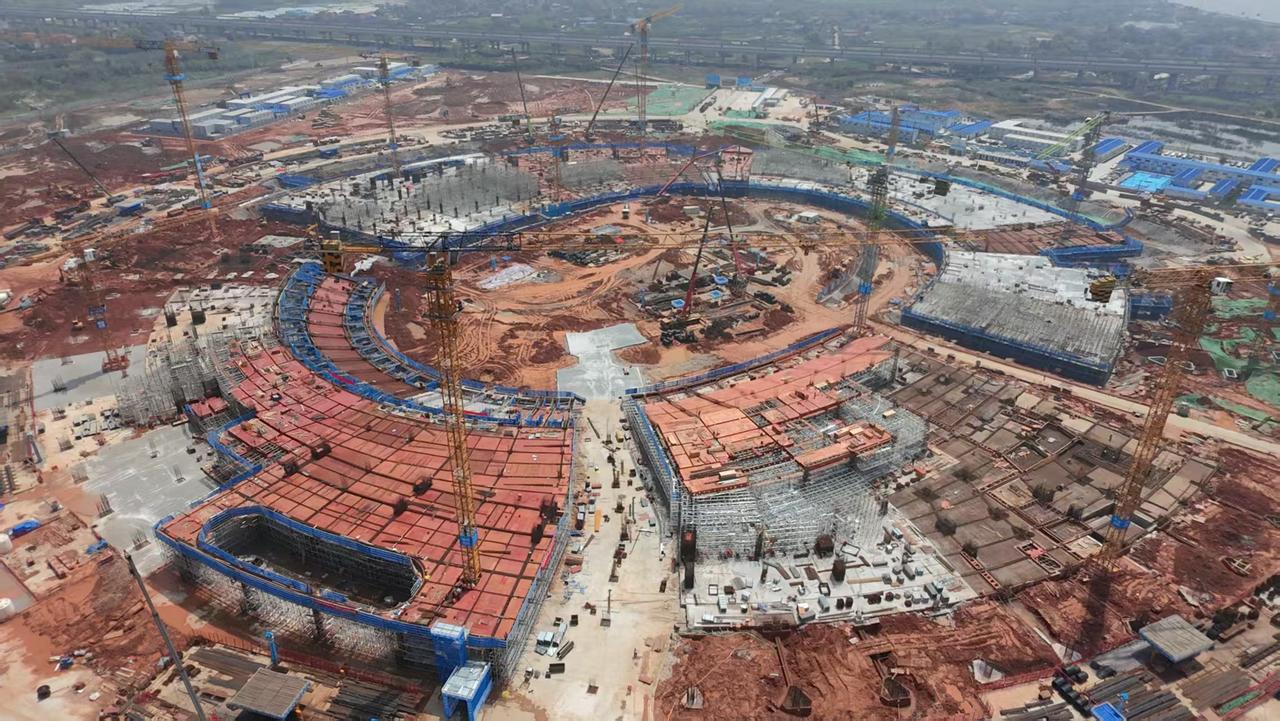 长沙奥体中心最新进展！根据现场图片，长沙奥体中心地面部分已经开启建设步伐，整个