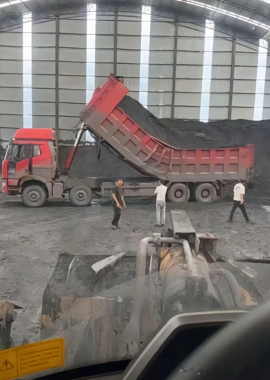 1.经济重担：一人养全家老张42岁，工厂技术员，月薪8000元。妻子全职带娃，