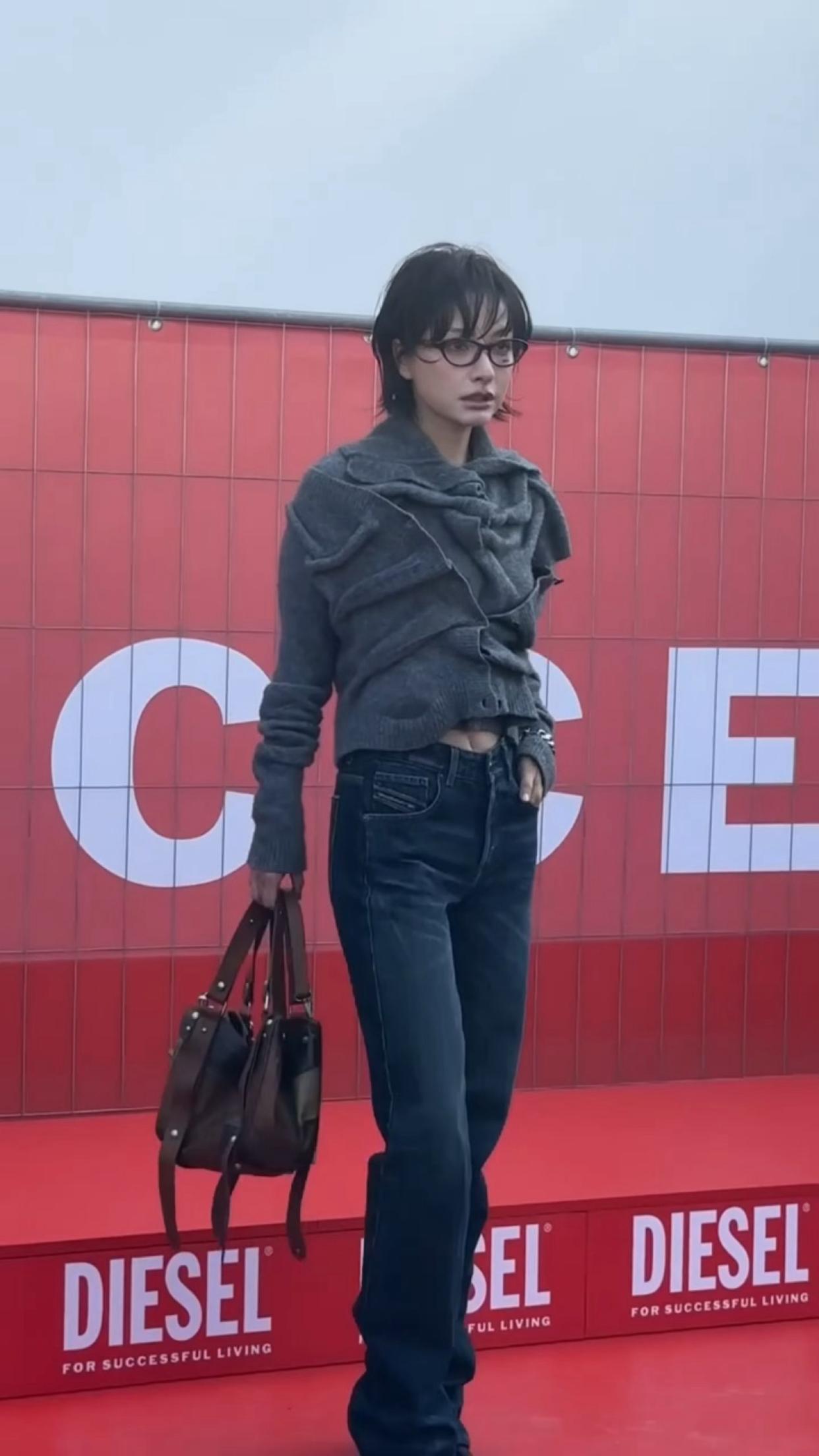 天呐这居然是吴昕，好瘦好时髦​​​