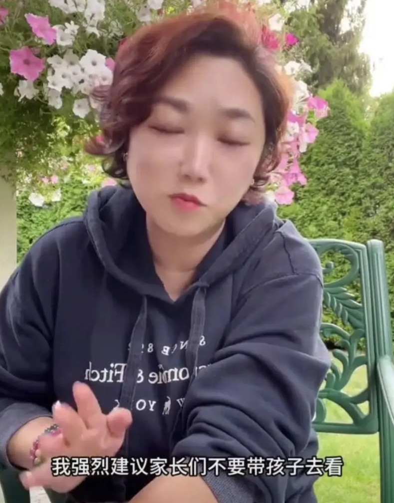 润到加拿大的一个女子发视频称“家长不要带孩子去看《南京照相馆》，打打杀杀的，拍电