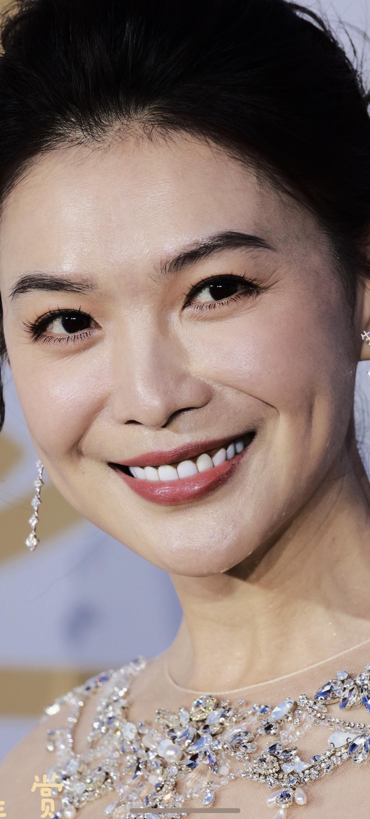 尽显主持人的端庄优雅！坤姐这气质，绝了！红毯上的定海神针～