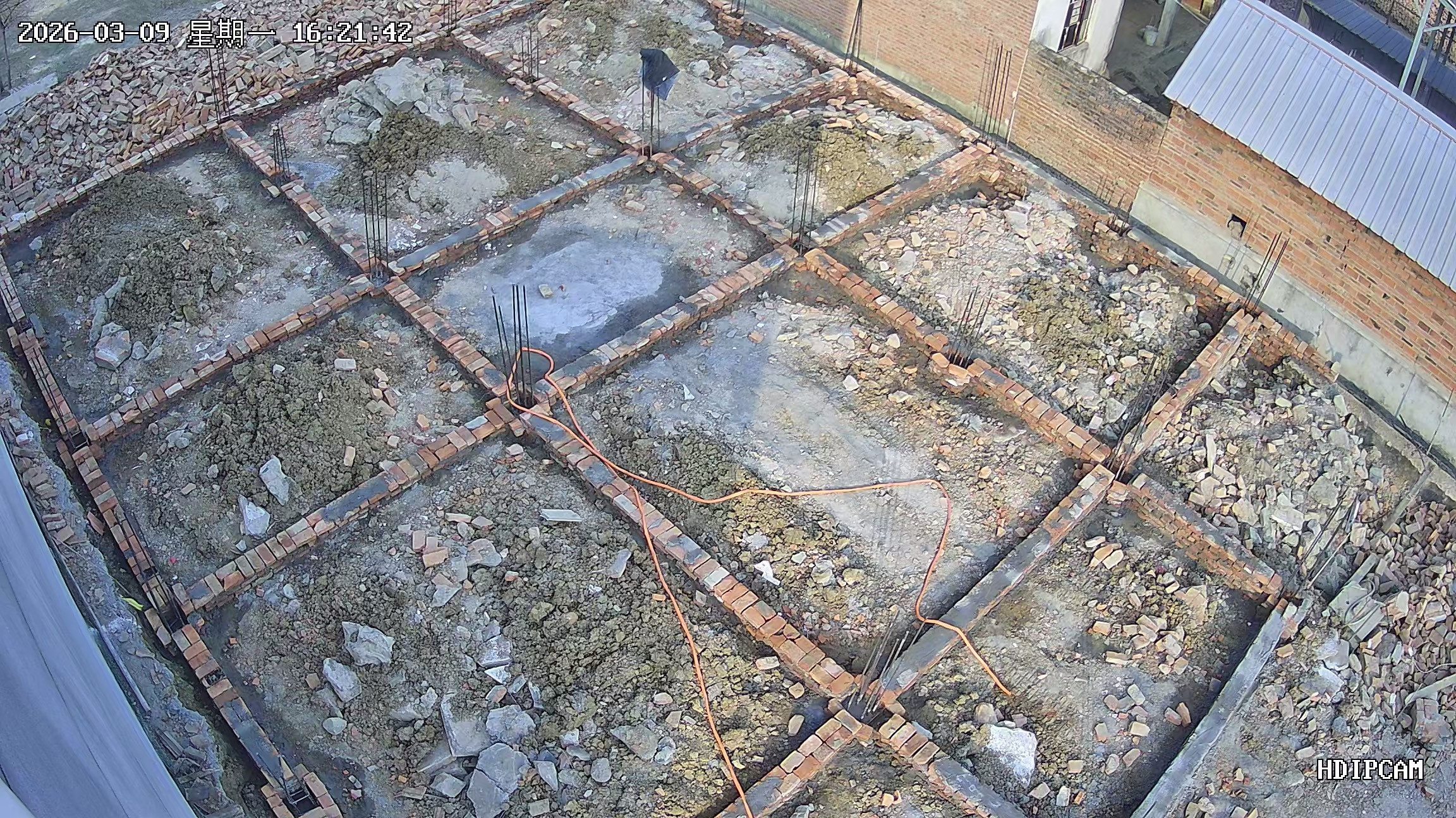 老家房子开始动工了。装个摄像头就是好、能看到一天一个变化、框架基本和隔壁小叔家建